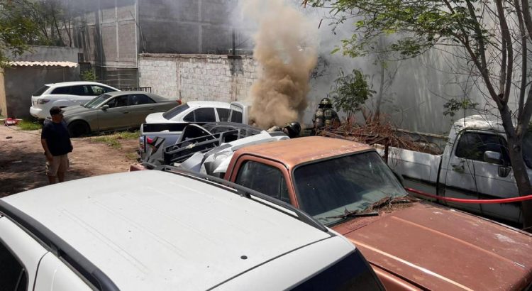 Dos autos se incendian dentro de taller mecánico en la colonia San Benito