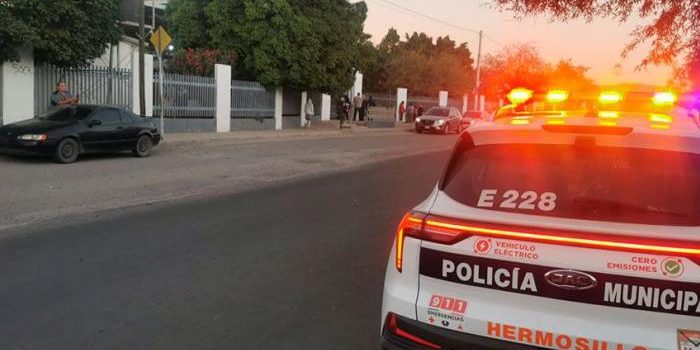 Un hombre es privado de su libertad afuera de una tienda en Hermosillo