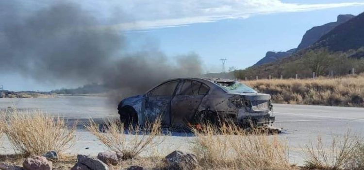 Se incendia auto en la carretera Hermosillo-Guaymas
