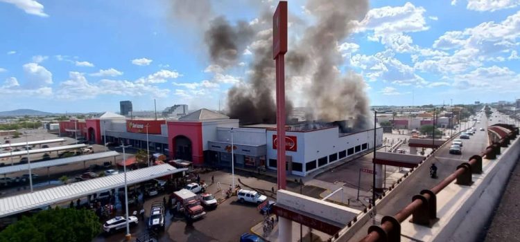 Combaten fuerte incendio en tienda de telas en Hermosillo