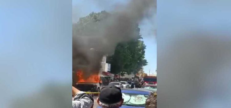 Explota e incendia camioneta donde vendían tacos en el Centro de Hermosillo