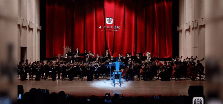 Un robot actúa como director de orquesta y revoluciona la música clásica en Pekín